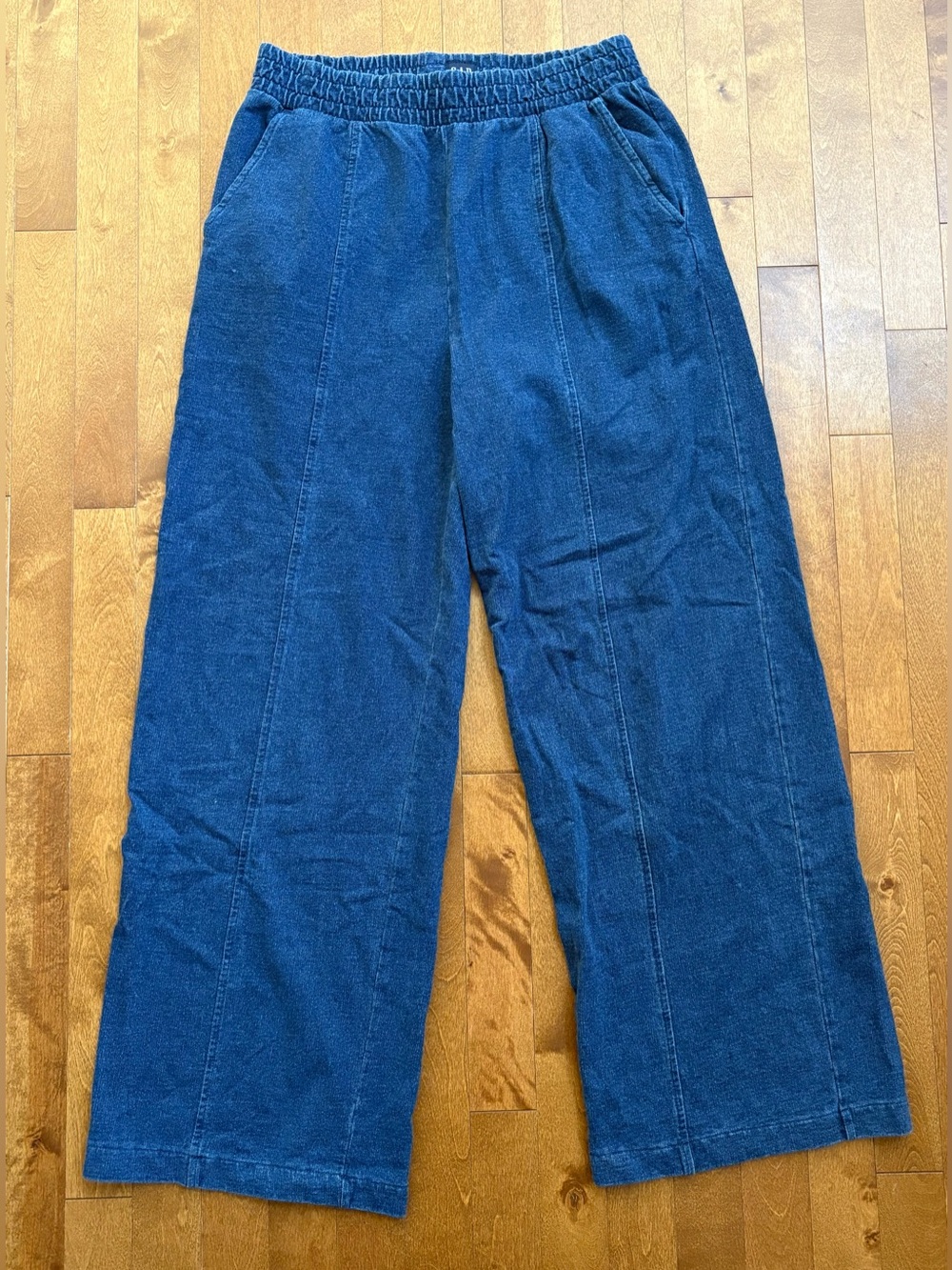 GAP Medium Wash Denim-Look French Terry Wide Leg Pants – Women's Size Medium